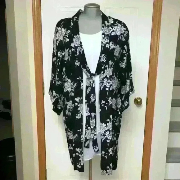 NWOT Spiritual Gangster Maya Kimono Black White  Floral - Picture 8 of 9